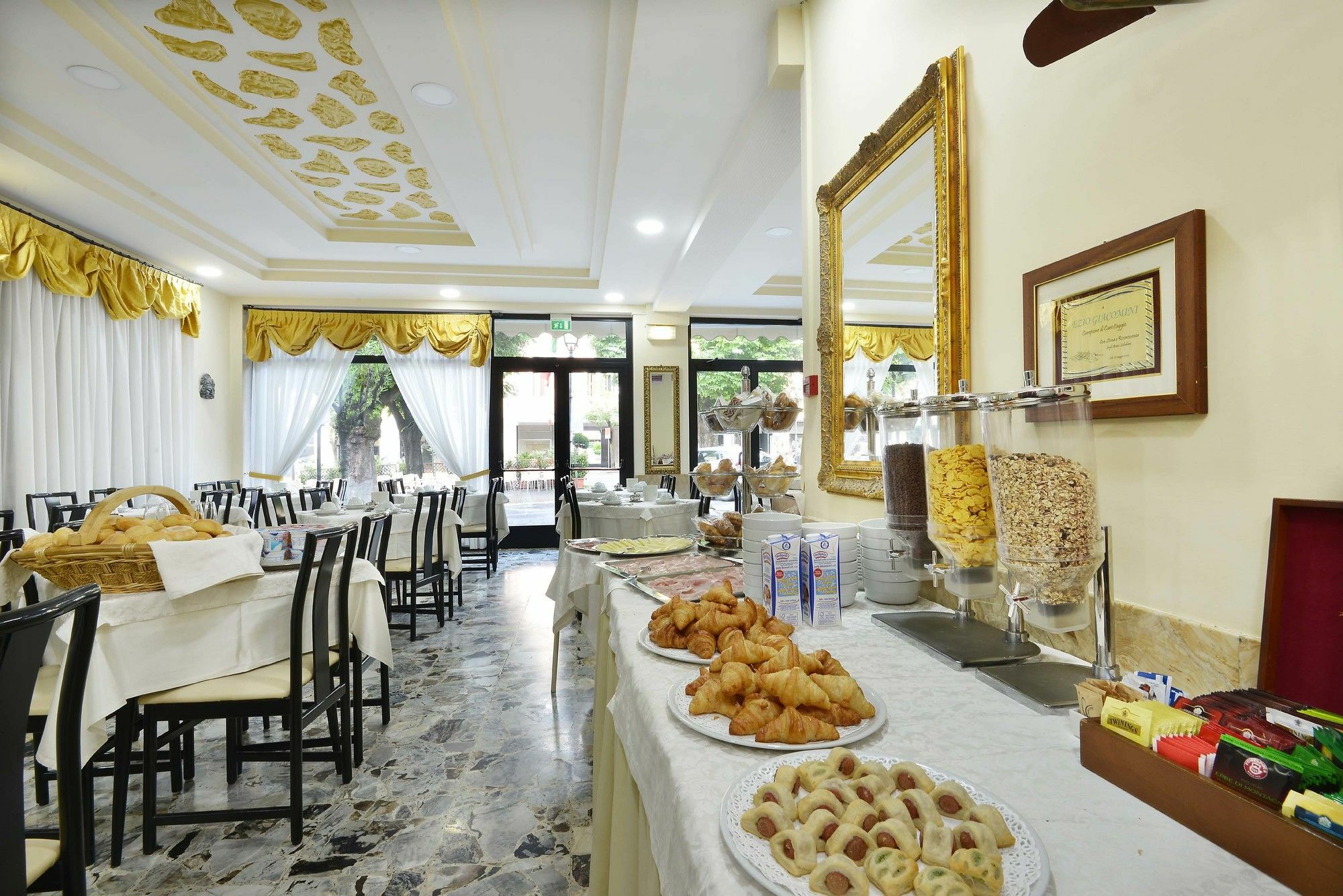 Hotel Ristorante Commercio Salo Exterior photo
